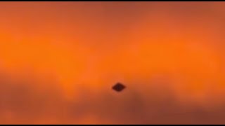 Watch Dark Disc Shaped UFO Sighted by a Group Of friends Over Medellin, Colombia On December 7, 2025